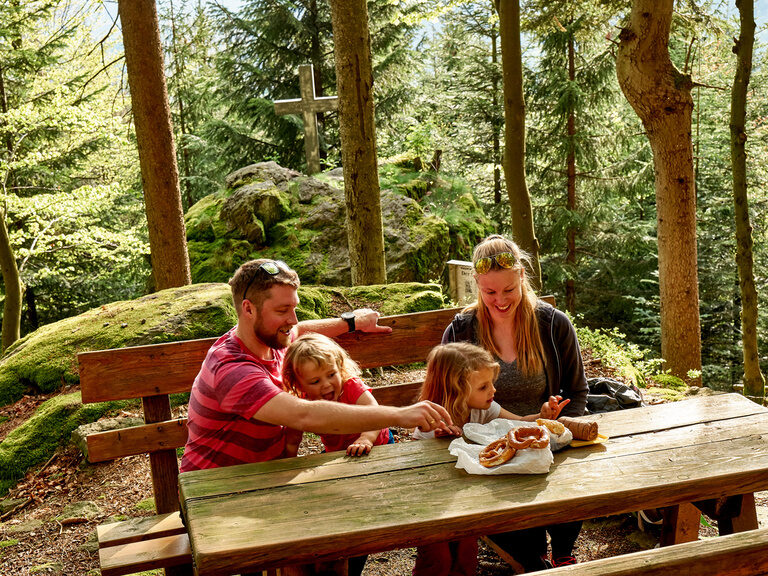 Eine Familie von Wanderern macht eine Pause im Wald bei Bodenmais